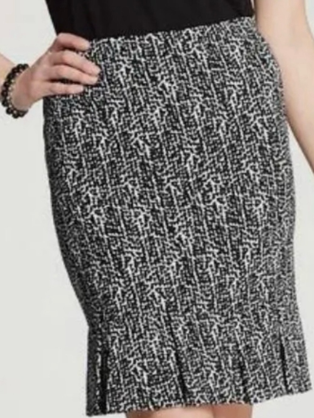 Ann Taylor Pencil Skirt Ruffle Hem Black & White Geometric Pattern Knee Length